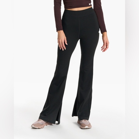 Vuori Granite High Waist Flare in Black Heather Size Small Split Hem Style - Picture 3 of 15